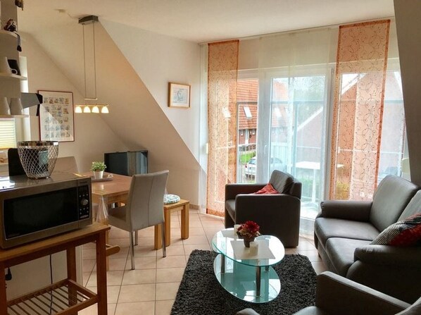 Smart TV, DVD player, books, stereo