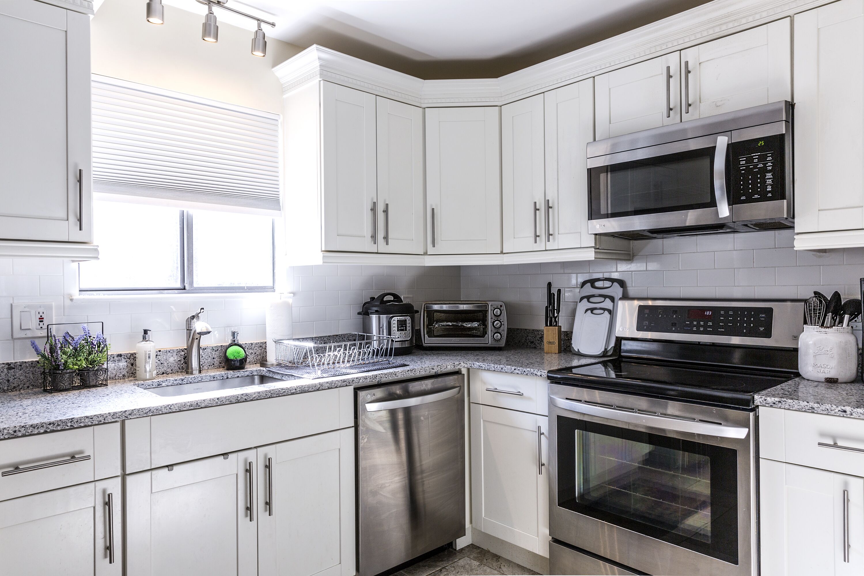 Frigorífico, microondas, horno y placa de cocina