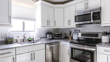 Kjøleskap, mikrobølgeovn, ovn og kokeplater