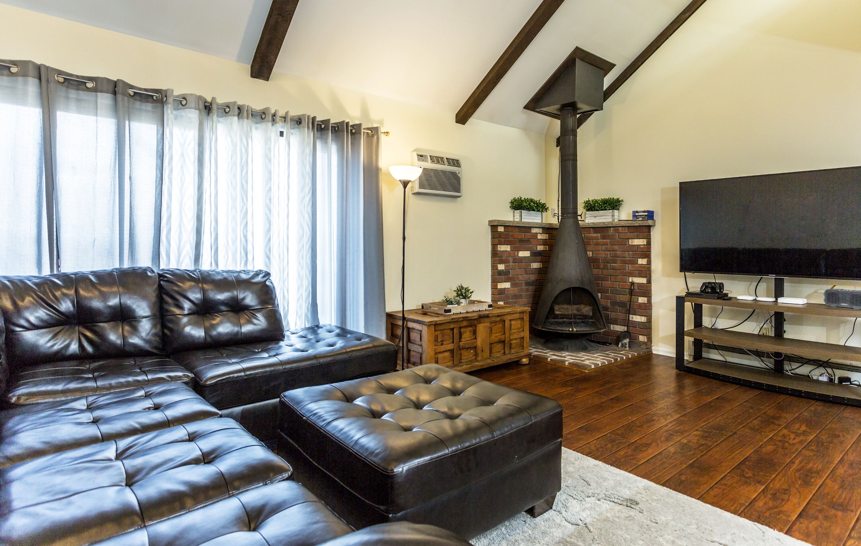 Smart TV, chimenea, videojuegos y tenis de mesa 