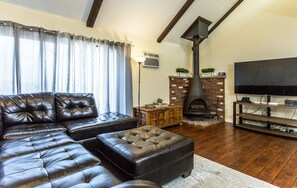 Smart-TV, Kamin, Videospiele, Tischtennisplatte