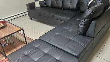 Älytelevisio, takka, videopelejä, pöytätennispöytä