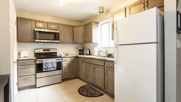 Jääkaappi, mikroaaltouuni, uuni, liesi