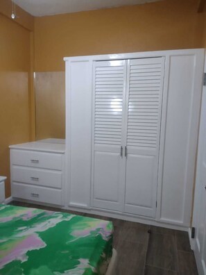 1 dormitorio, tabla de planchar con plancha, cuna de viaje y wifi gratis