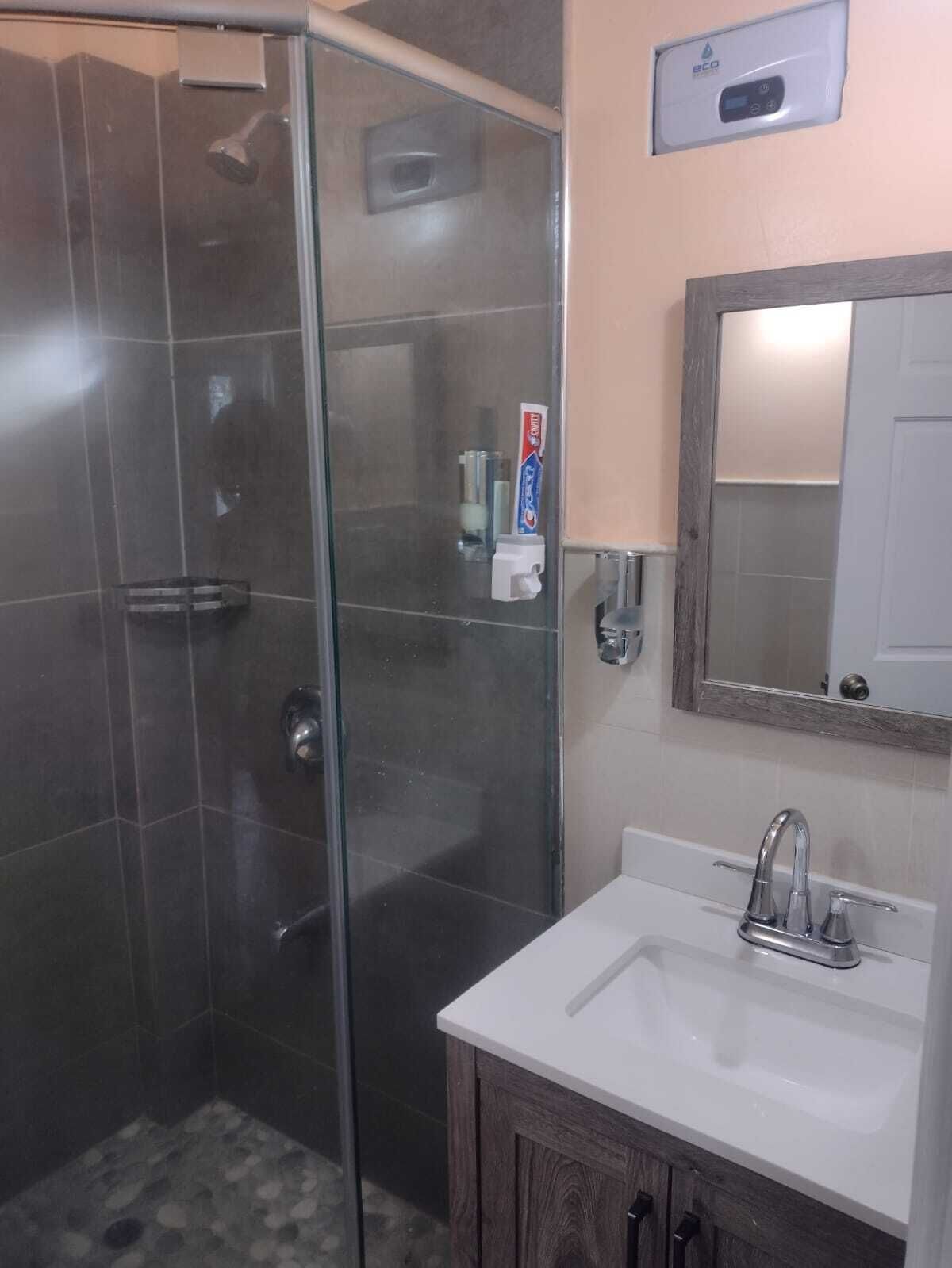 Een douche, een haardroger, handdoeken, zeep