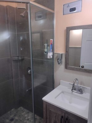 Douche, sèche-cheveux, serviettes fournies, savon