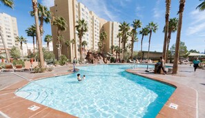 Una piscina al aire libre, una piscina climatizada