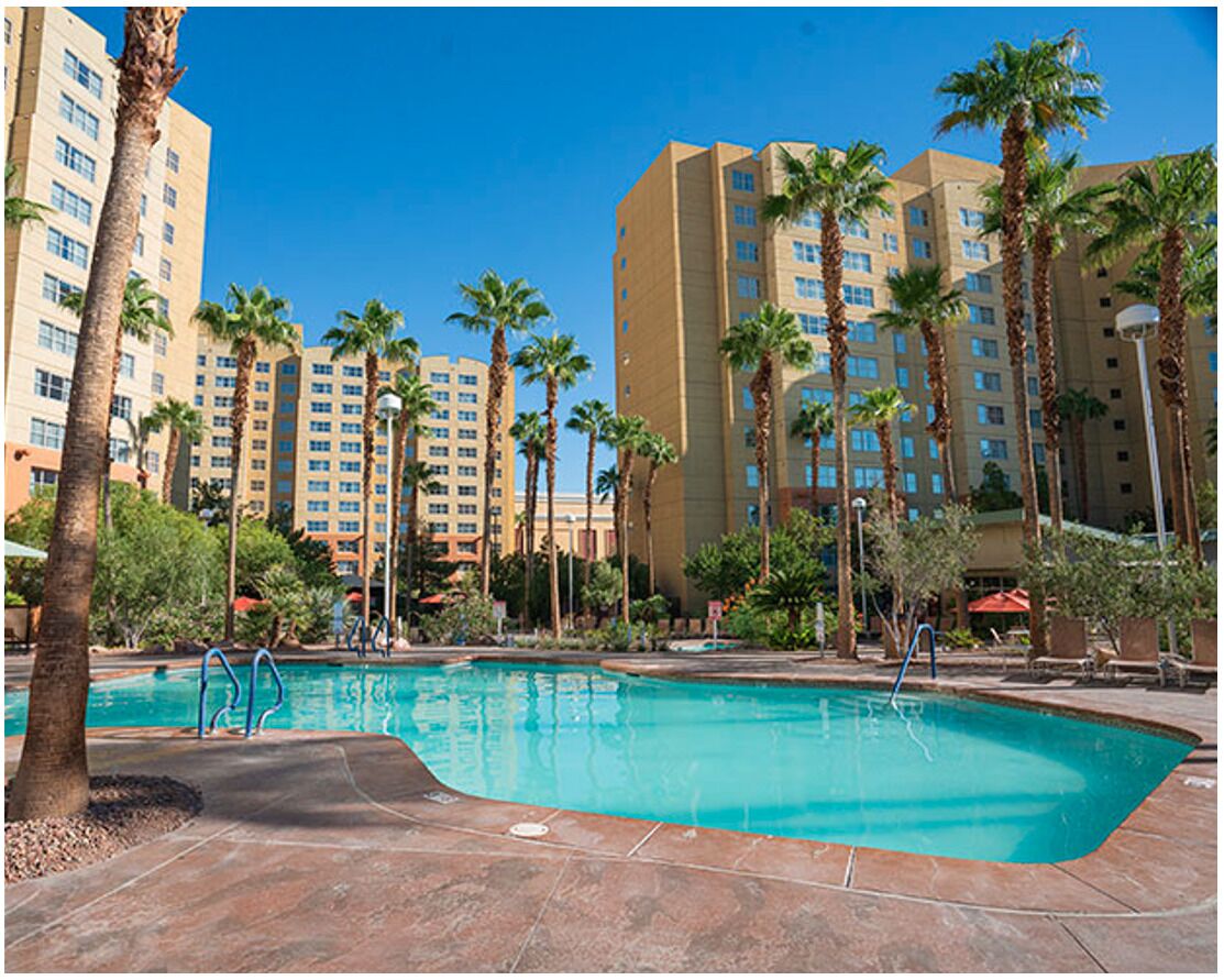 Een buitenzwembad, een verwarmd zwembad