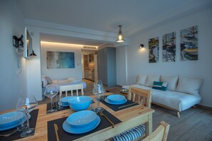 Executive Studio Suite | Dining room