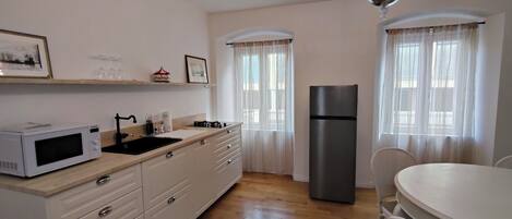 Réfrigérateur, micro-ondes, plaque de cuisson, lave-vaisselle