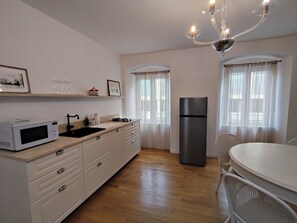 Réfrigérateur, micro-ondes, plaque de cuisson, lave-vaisselle