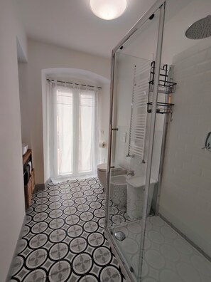 Ducha, secador de pelo, bidet, toallas