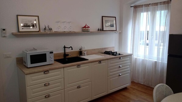 Kylskåp, mikrovågsugn, spishäll och diskmaskin