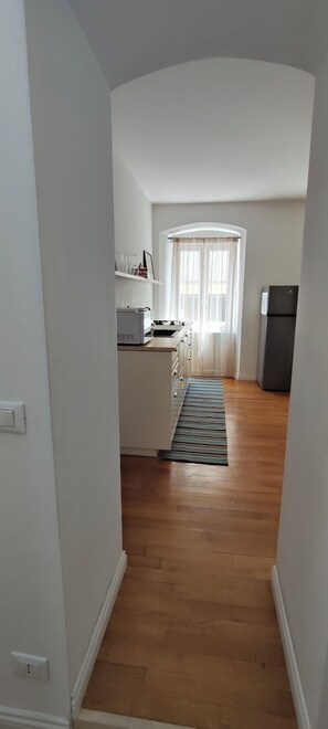 Refrigerador, microondas, placa de cocina, lavavajillas