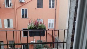 A balcony with a flower planter. - 2-bedroom, 4-guest apartment in historic area of Trieste in 19th century style (Trieste)