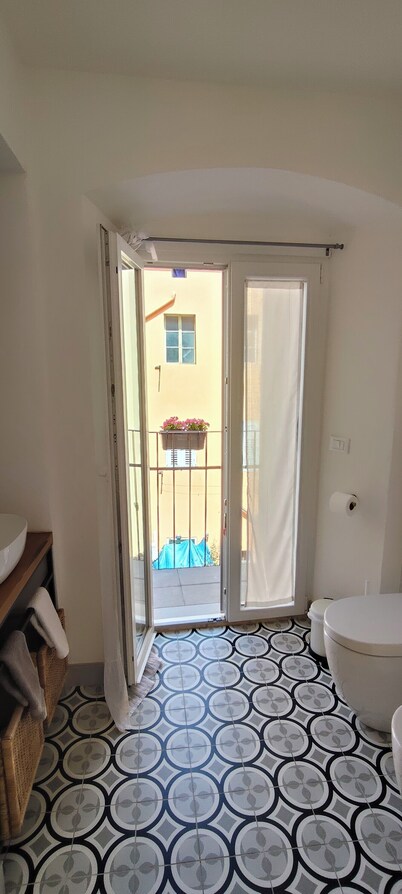 2-bedroom, 4-guest apartment in historic area of Trieste in 19th century style