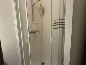 Dusch, hårtork, handdukar och tvål