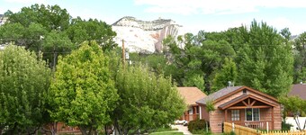 Country Cabin - Pool - Hot Tub -Breakfast -Farm -Quiet Side Zion -Near Bryce NP