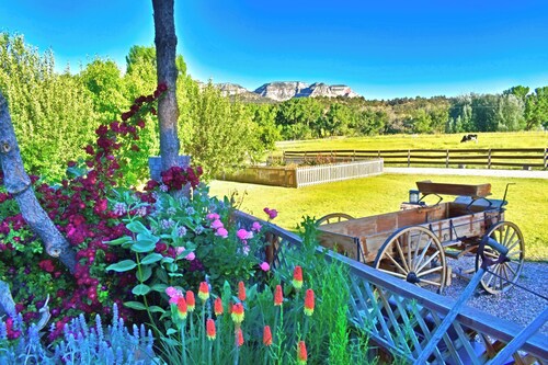 Country Cabin - Pool - Hot Tub -Breakfast -Farm -Quiet Side Zion -Near Bryce NP