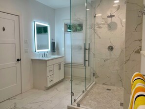 Dusche, Haartrockner, Handtücher, Seife
