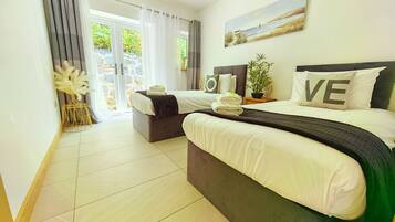 4 bedrooms, iron/ironing board, free WiFi, bed sheets