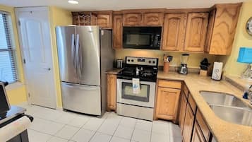 Kylskåp, mikrovågsugn, ugn och diskmaskin