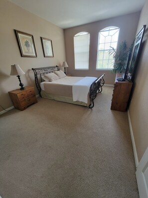 2 bedrooms, travel cot, WiFi, bed sheets - Large 2 Bedroom 2 Bath Condo 10 Miles from Parks Sleeps 6 (Davenport)