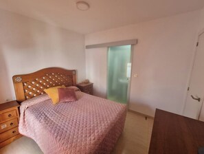 1 chambre, bureau, fer et planche à repasser, draps fournis