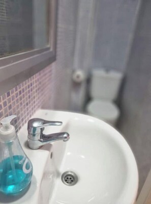 Regadera, toallas, jabón, shampoo 