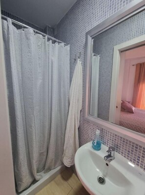 Douche, serviettes fournies, savon, shampoing