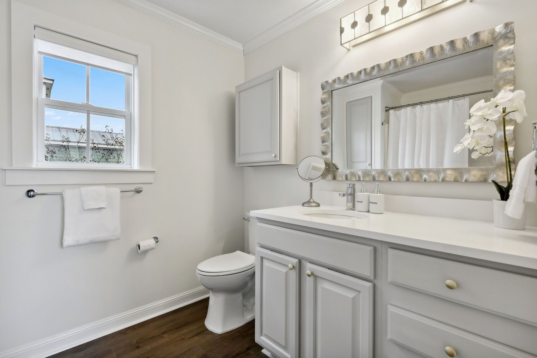 Secador de cabelo, toalhas de banho, sabonete, shampoo