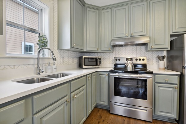 Kylskåp, mikrovågsugn, ugn och spishäll