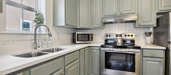 Downtown Coastal Escape // Walk to Beach & Shops