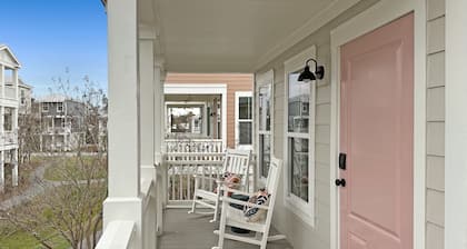 Downtown Coastal Escape // Walk to Beach & Shops