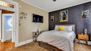 3 bedrooms, desk, iron/ironing board, travel crib - 102 year old historic home in quiet park district comfy and quiet (Columbus)