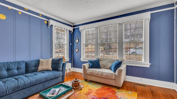 Smart TV, fireplace, books, offices