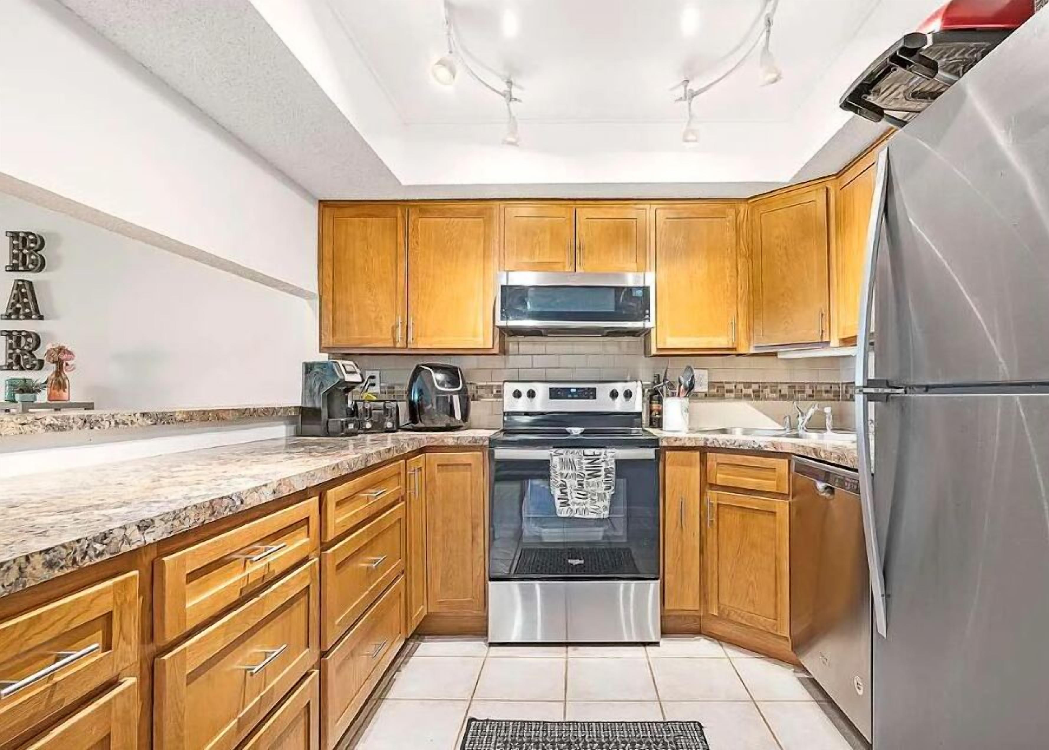 冷蔵庫、電子レンジ、オーブン、コンロ