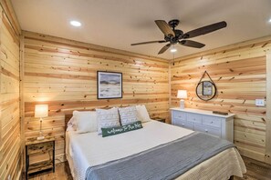 3 bedrooms, Internet, bed sheets - Greers Ferry Home on 40 Acres 1/4 Mi to Lake! (Greers Ferry)