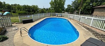 POOL house with FENCED Yard for Pets, by the ARK Encounter, Airport, Cincinnati