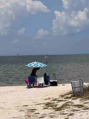A beach with a sign indicating a low speed zone. - 3bdr/2bth Lake Home Tampa/LUTZ close to all (Lutz)