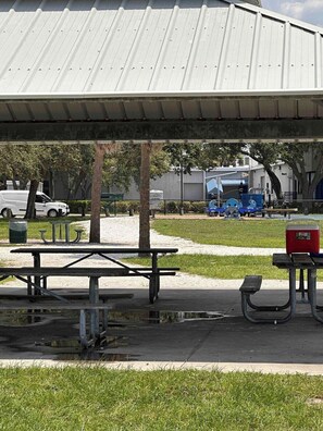 A covered picnic area with benches and a cooler. - 3bdr/2bth Lake Home Tampa/LUTZ close to all (Lutz)