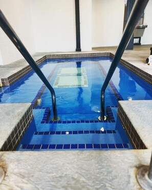 Alberca techada y alberca al aire libre