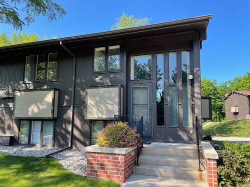 Newly Remodeled Mid-Century Modern, Spacious, and Cozy Condo- Right on the Lake!