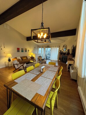 Smart TV, chimenea y videojuegos