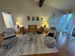 Smart TV, chimenea y consola de videojuegos 