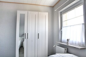 2 bedrooms, desk, travel cot, free WiFi - Our modern 87 square meter vacation apartment in the Ostermarsch district of Norden. (Norden)