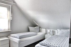 2 bedrooms, desk, travel cot, free WiFi