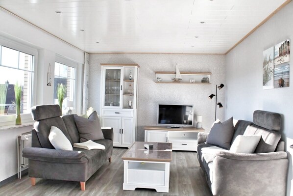 Smart TV, books, music library, stereo - Our modern 87 square meter vacation apartment in the Ostermarsch district of Norden. (Norden)