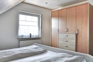 2 bedrooms, desk, travel cot, free WiFi