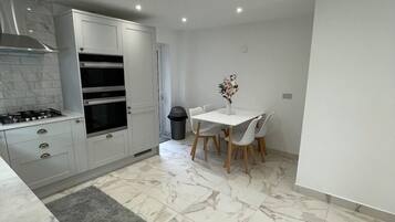 Ferienhaus | Eigene Küche | Großer Kühlschrank, Mikrowelle, Ofen, Herdplatte